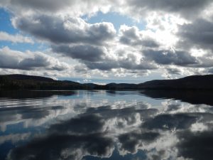 Les lacs sont-ils connectés aux eaux souterraines?